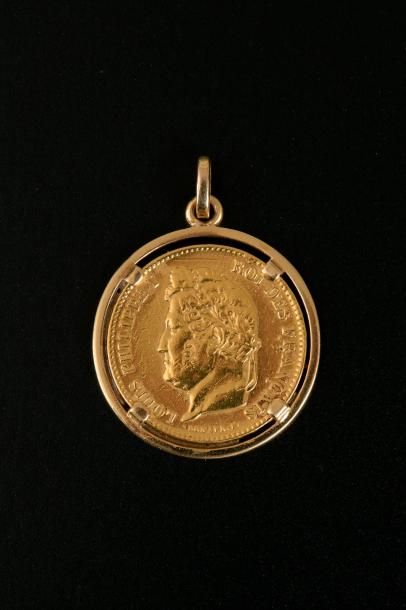 Pendentif en or jaune 18K, orné au centre...