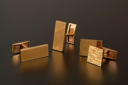 Deux paires de boutons de manchette en or...