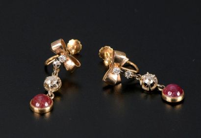 Paire de pendants d'oreille en or jaune 18K...