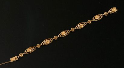 Bracelet en or jaune 18K à six maillons ovales...