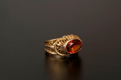 Bague dôme en or jaune 18K, le chaton ajouré...