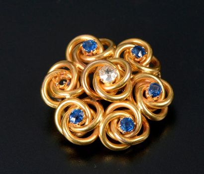 Broche ronde en or jaune 18K composée de...