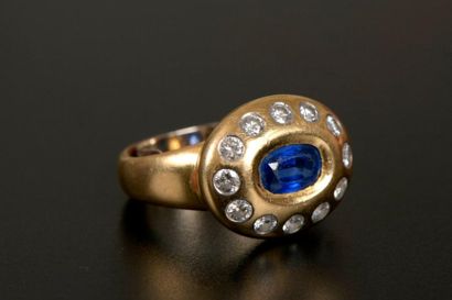 Bague en or jaune 18K, ornée au centre d'un...