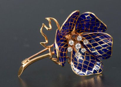 Broche fleur en or jaune 18K, les pétales...