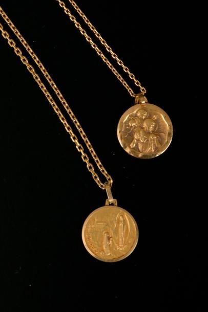 Trois chaines et deux médailles de baptême...