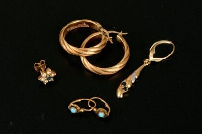 Ensemble de sept boucles ou boutons d'oreille...