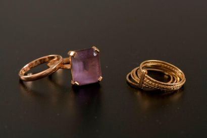 Trois bagues en or jaune 18K : une alliance,...