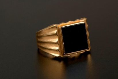 *Importante bague chevalière en or jaune...