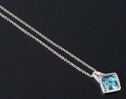 Collier à maille forçat en or gris 18K retenant...