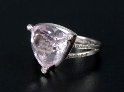 Bague en or gris 18K sertie d'une améthyste...