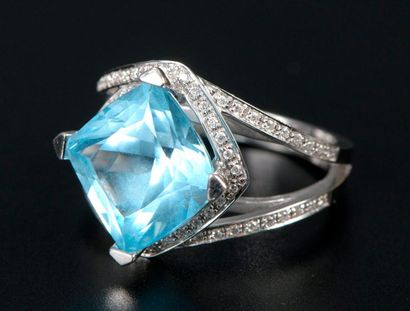 Bague en or gris 18K à deux liens croisés...