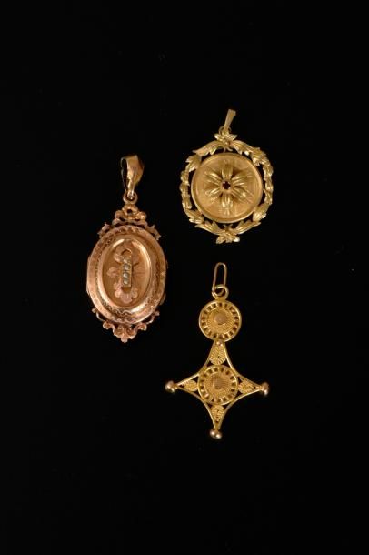 Deux pendentifs en or jaune 18K, l'un serti...