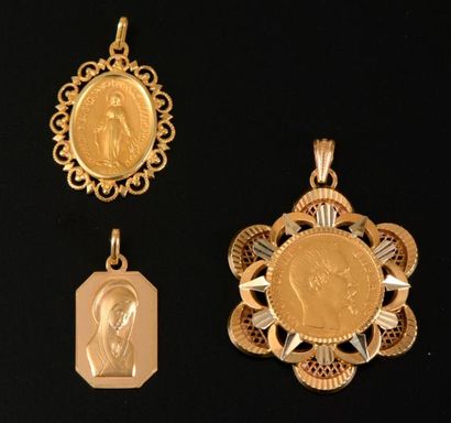 Deux pendentifs en or jaune 18K, l'un serti...