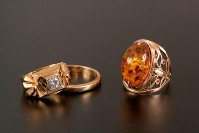 Ensemble de deux bagues, l'une en or jaune18K...
