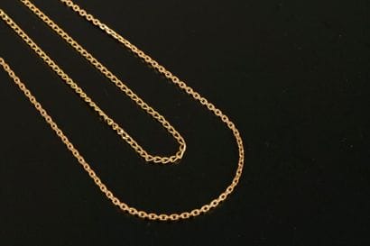 Chaine en or jaune 18K à maille forçat limée...