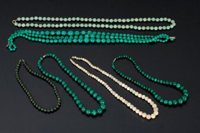 Ensemble de six colliers fantaisie comprenant...