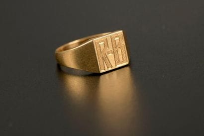 Chevalière en or jaune 18K, le chaton monogrammé...