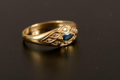 Bague en or jaune 18K ornée d'un petit saphir...