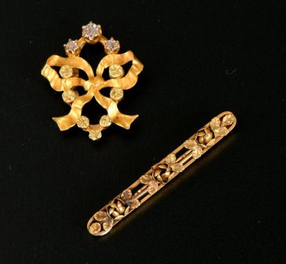 Broche barrette ornée de roses, et clip de...