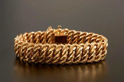 Bracelet en or jaune 18K à maille américaine.

Vers...