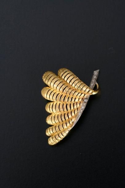 Broche demi-feuille en or jaune et or gris...