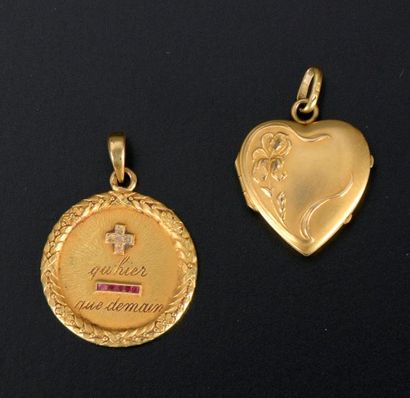 Médaille en or jaune 18K sertie de petits...