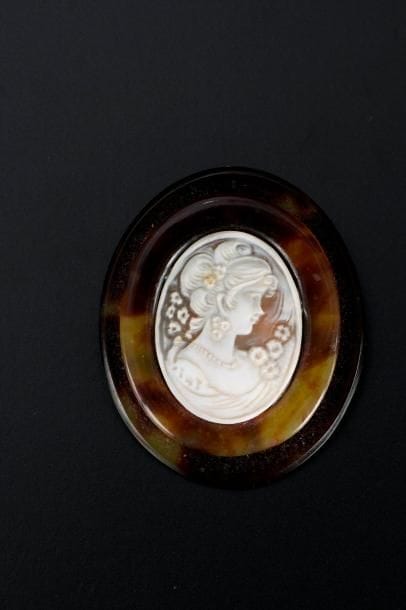 Broche ovale imitant l'écaille centrée d'un...