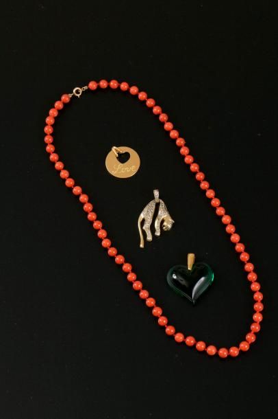 Lot en or jaune 18K et métal comprenant :

-...