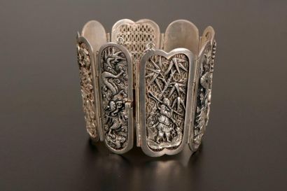 Bracelet articulé en argent ciselé et ajouré...