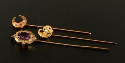 Trois épingles de cravate en or jaune 18K,...