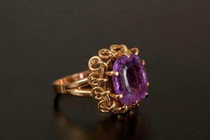 Bague en or jaune 18K griffée d'une améthyste...