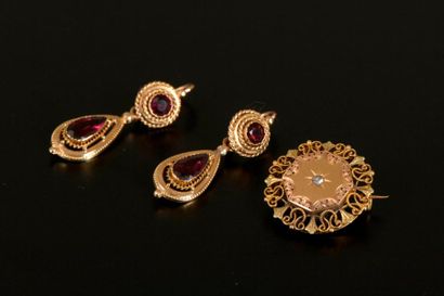 Broche ronde en or jaune 18K l'entourage...