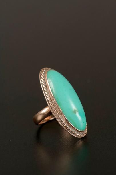 Bague en or jaune 9K sertie d'une turquoise...