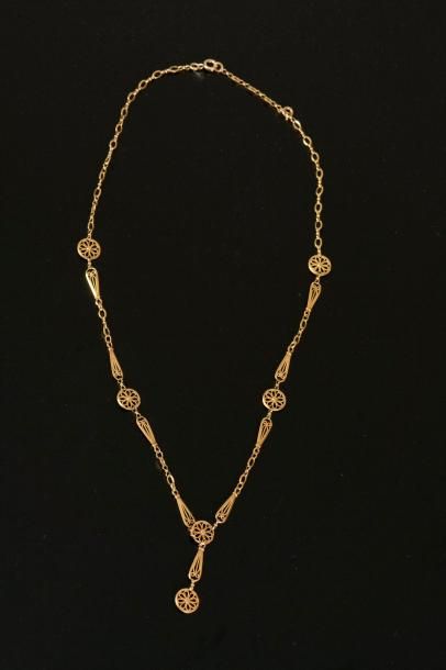 Collier en or jaune 18K filigrané formé de...