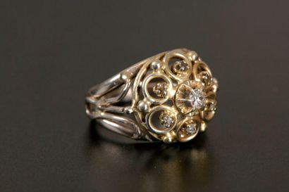 Bague en or blanc 18K à motif floral ajouré,...