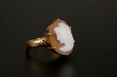 Bague en or jaune 18K sertie d'un camée coquille...