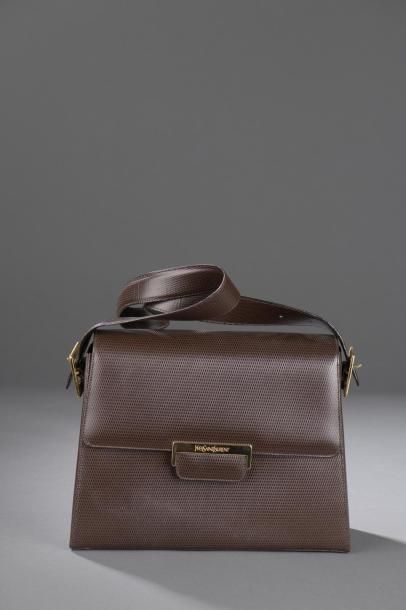 Yves SAINT LAURENT.

Sac à main trapézoïdal...