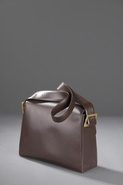 Yves SAINT LAURENT.

Sac à main trapézoïdal...