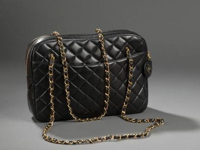 CHANEL.

Sac à main en cuir d'agneau noir...