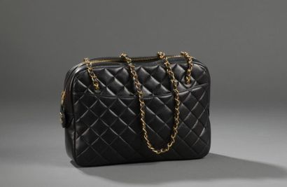 CHANEL.

Sac à main en cuir d'agneau noir...