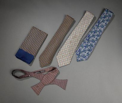 HERMES.

Ensemble en soie comprenant :

-...