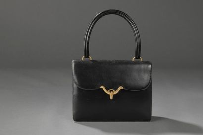 HERMES.

Sac à main en box noir. Deux soufflets,...
