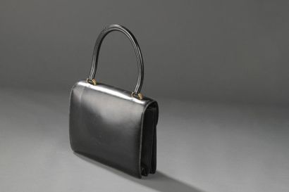 HERMES.

Sac à main en box noir. Deux soufflets,...