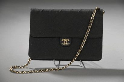 CHANEL.

Pochette en tissu surpiqué noir....