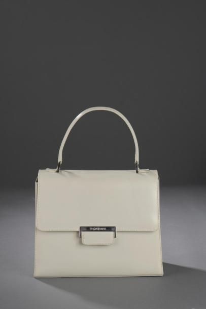 Yves SAINT LAURENT.

Sac porté main en cuir...