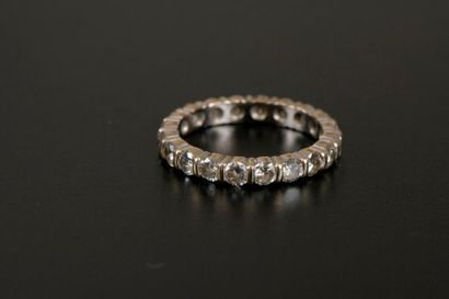 Alliance en or gris 18K, entièrement sertie...