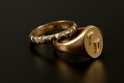 Chevalière en or jaune 18K monogrammée TD....