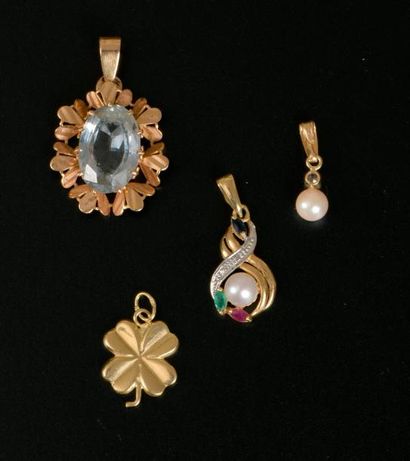 Quatre pendentifs en or jaune 18K ornés d'une...