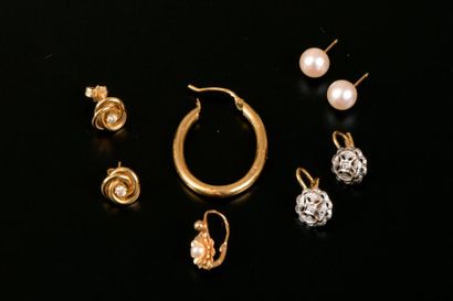 Cinq boucles d'oreille en or jaune 18K à...