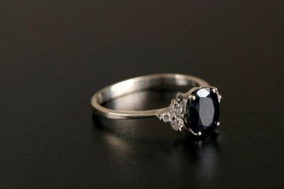 Petite bague en or gris 18K griffée d'un...